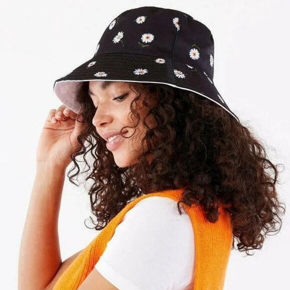 Alice + Olivia Reversible Bucket Hat Daisy print and White NWT main image 4